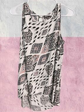 🌼Vince Camuto White Hi-Lo Tank Top with Black and Pink Geometric Print